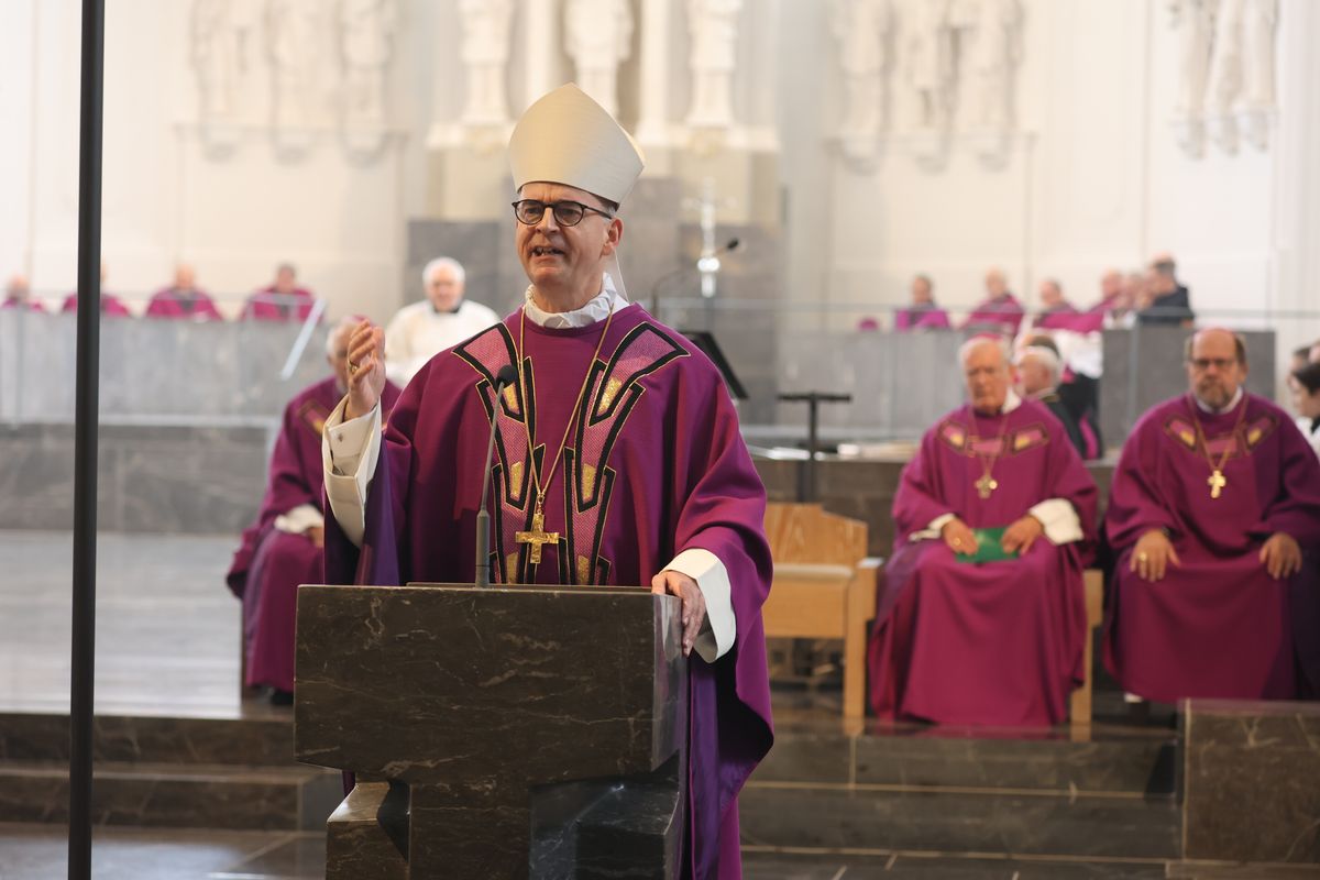 Bischof Dr. Franz Jung feierte am Samstag, 12. Oktober, im Würzburger KIliansdom ein Pontifikalrequiem für Weihbischof em. Helmut Bauer. Die anschließende Beisetzung leitete Dompropst Weihbischof Paul Reder.