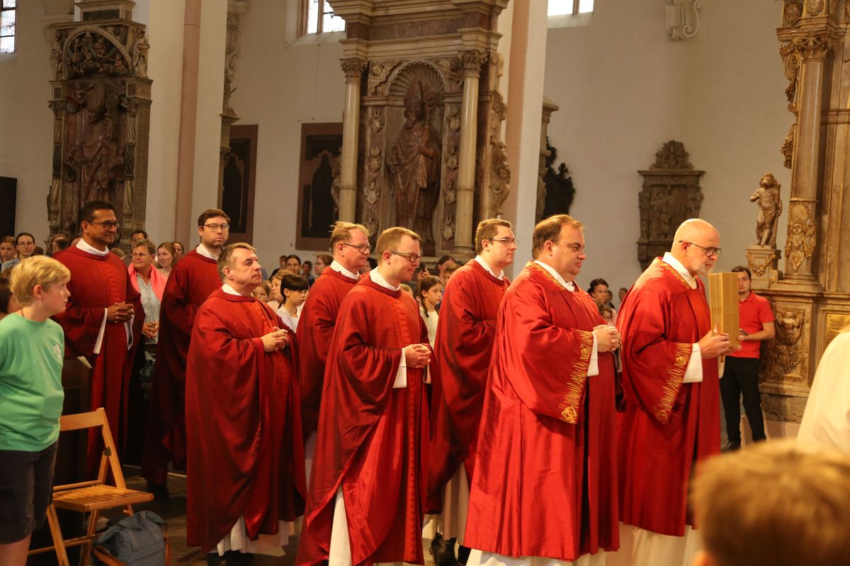 Über 1400 Kinder und ihre Begleiter sind am Montagvormittag, 7. Juli 2025, zum Gottesdienst für Erstkommunionkinder mit Bischof Dr. Franz Jung in den Würzburger Kiliansdom gekommen. 