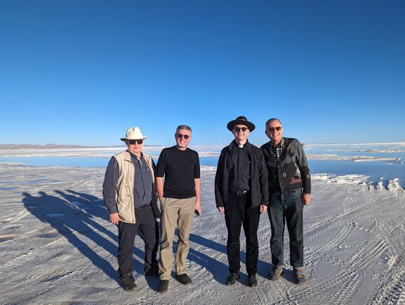 Von links: Domkapitular Albin Krämer, Gemeindereferent Alexander Sitter, Bischof Dr. Franz Jung, und Pfarrer Thomas Hermes am Salzsee von Uyuni. Von links: Domkapitular Albin Krämer, Gemeindereferent Alexander Sitter, Bischof Dr. Franz Jung, und Pfarrer Thomas Hermes am Salzsee von Uyuni.