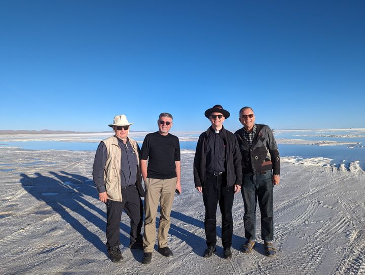 Von links: Domkapitular Albin Krämer, Gemeindereferent Alexander Sitter, Bischof Dr. Franz Jung, und Pfarrer Thomas Hermes am Salzsee von Uyuni.