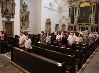 Bischof Dr. Franz Jung feierte am Mittwochabend, 23. Juni, einen Gottesdienst für Ehepaare, die 2021 oder 2021 auf 25 gemeinsame Jahre zurückblicken. Im Anschluss konnten sich die Paare segnen lassen.