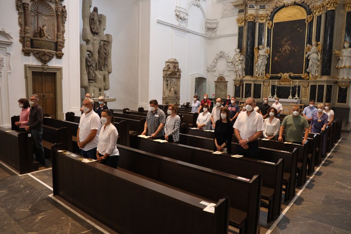 Bischof Dr. Franz Jung feierte am Mittwochabend, 23. Juni, einen Gottesdienst für Ehepaare, die 2021 oder 2021 auf 25 gemeinsame Jahre zurückblicken. Im Anschluss konnten sich die Paare segnen lassen.