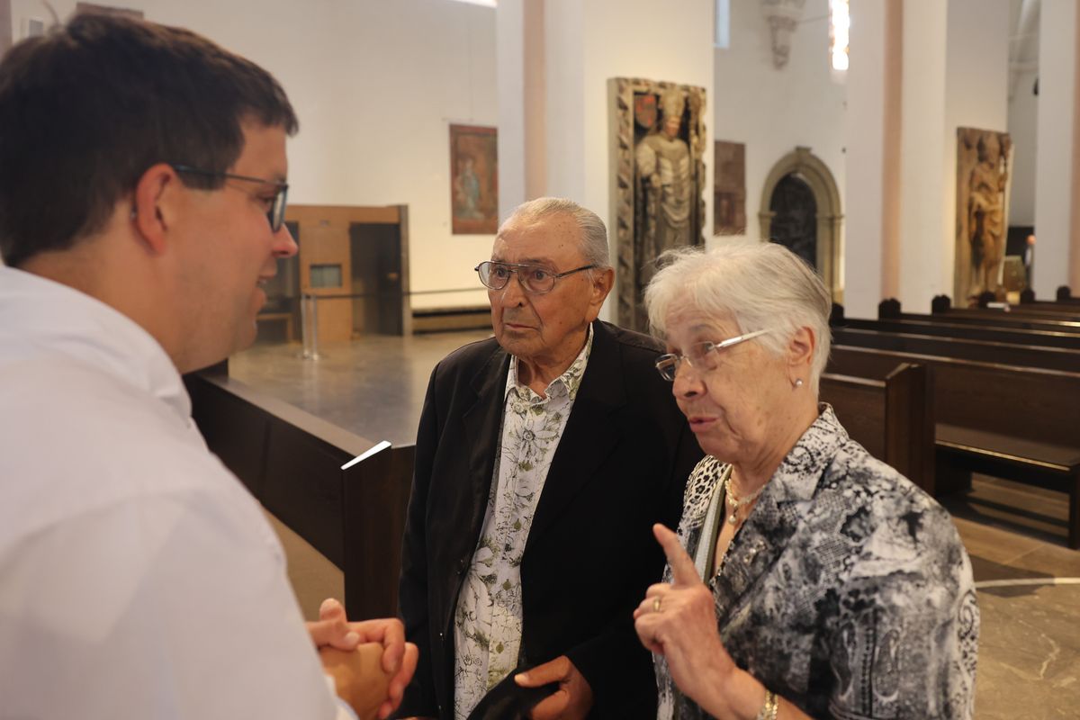 Seelsorgerinnen und Seelsorger spendeten nach dem Gottesdienst den Jubelpaaren individuell den Segen. 