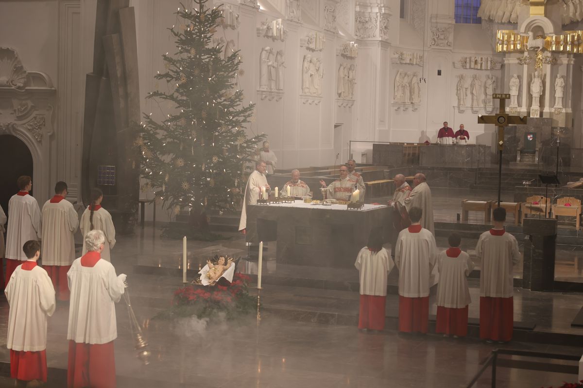Mit einer Prozession vom Neumünster zum Kiliansdom und einer Pontifikalmesse hat Bischof Dr. Franz Jung am Dienstag, 31. Dezember, in Würzburg für das Bistum das Heilige Jahr eröffnet. Es steht unter dem Motto "Pilger der Hoffnung". 