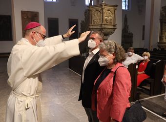 Mit rund 100 Ehepaaren aus der ganzen Diözese hat Bischof Dr. Franz Jung am Montagabend, 28. Juni, einen Gottesdienst im Würzburger Kiliansdom gefeiert. Eingeladen waren Ehejubilare, die in den Jahren 2020 und 2021 ihr silbernes Ehejubiläum feiern. Nach dem Gottesdienst ließen sich die Ehepartner von Bischof Jung und weiteren Priestern und Diakonen mit Abstand segnen.