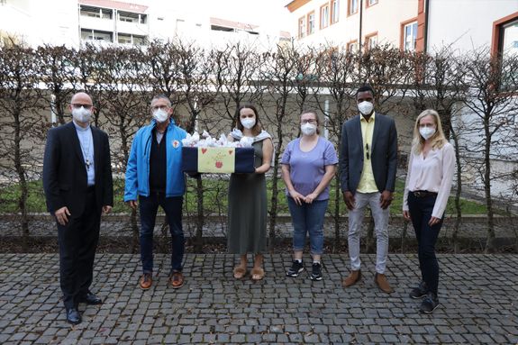 Mehr als 110 selbstgebackene Osterhasen haben Azubis des Würzburger Exerzitienhauses Himmelspforten im Hof des Würzburger Bischofshauses für die Bahnhofsmission Würzburg überreicht. Von links: Bischof Dr. Franz Jung, Michael Lindner-Jung, Leiter der Bahnhofsmission, die Azubis Sophia Schardt, Carina Thorwarth und Oumar Samoura sowie Gudrun Dittmann-Nath, Verwaltungsleiterin des Exerzitienhauses Himmelspforten.