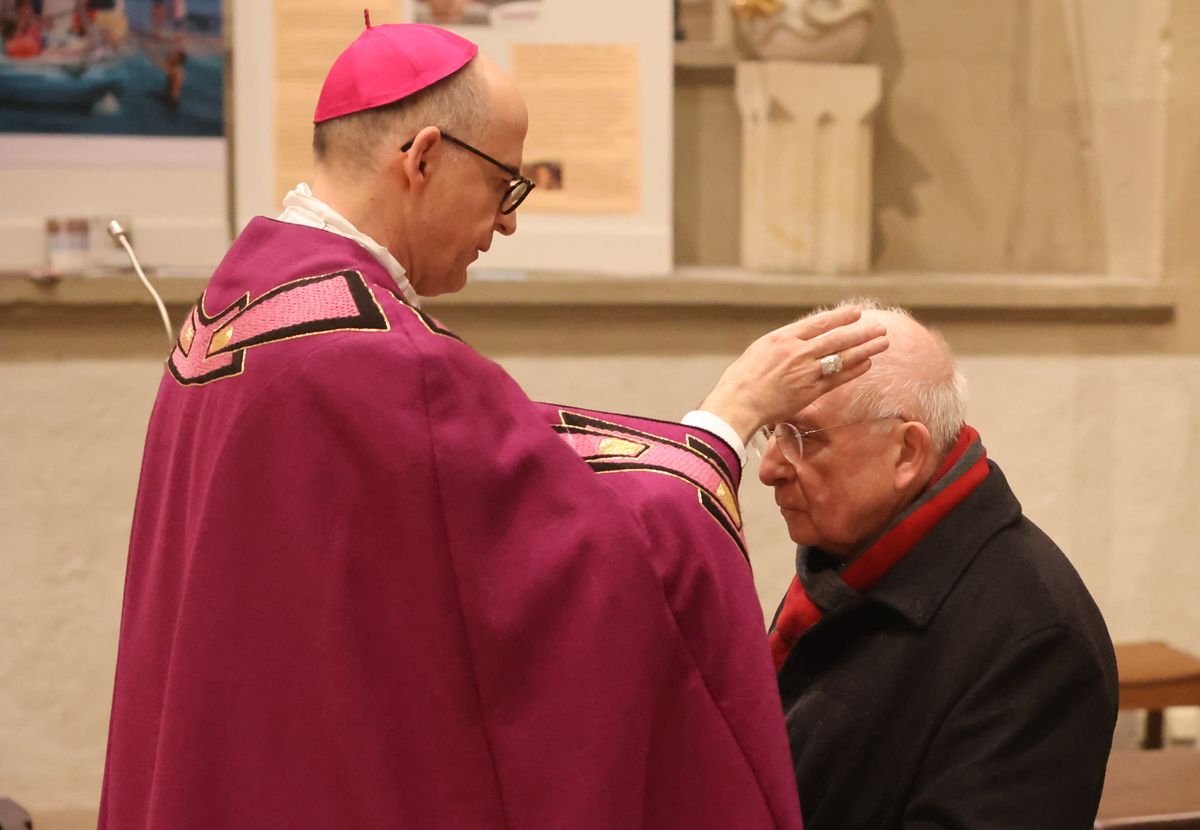 Bischof Dr. Franz Jung (links) legte Weihbischof em. Ulrich Boom das Aschekreuz auf. Bischof Dr. Franz Jung (links) legte Weihbischof em. Ulrich Boom das Aschekreuz auf.