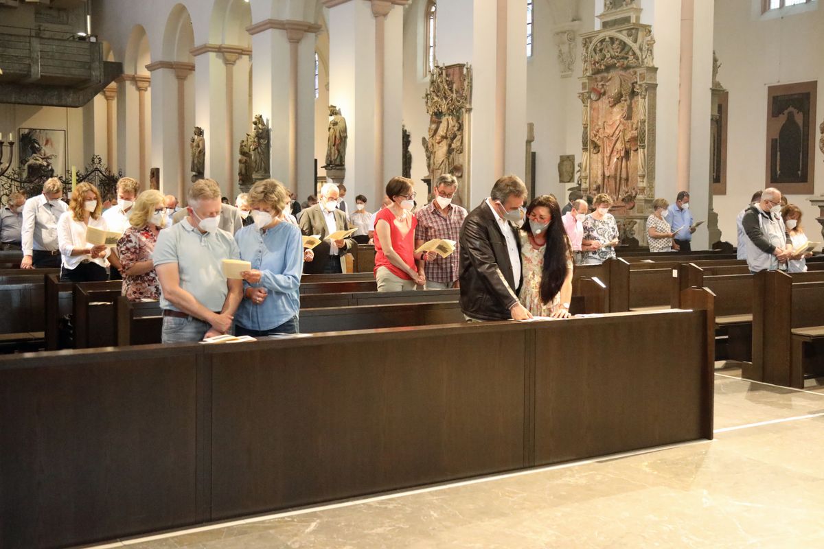 2621/0613 Gottesdienst für Ehejubilare Generalvikar Dr. Vorndran am Freitag, 25. Juni 2021_27638 Generalvikar Dr. Jürgen Vorndran feierte am Freitagabend, 25. Juni, einen Dankgottesdienst mit Ehepaaren, die seit 25 Jahren verheiratet sind. Anschließend spendeten der Generalvikar sowie weitere Priester und Diakone den Jubilaren mit Abstand den Segen.