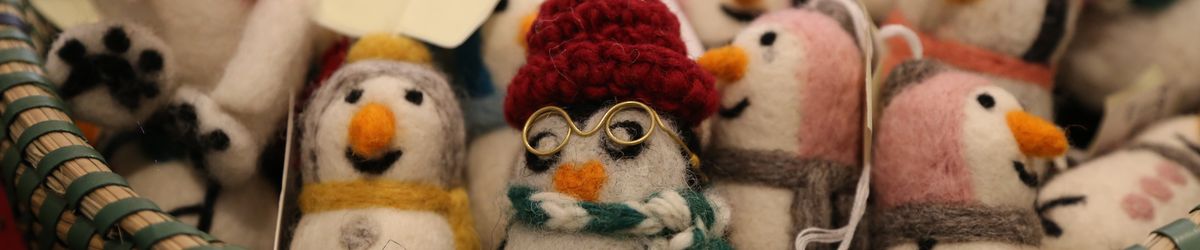 Einfach niedlich: Filztiere aus Nepal mit Miniatur-Brille, -Schal und -Mütze.