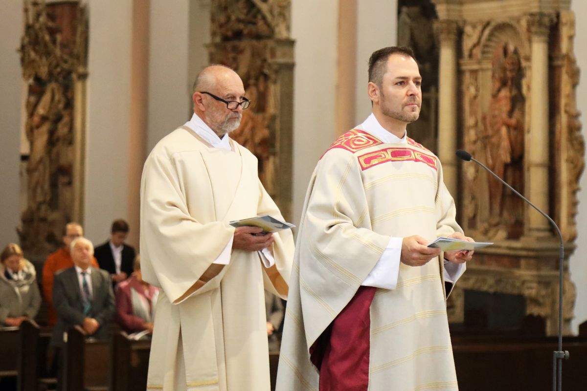 Bei einem Pontifikalgottesdienst am Samstag, 17. Oktober, hat Weihbischof Ulrich Boom im Würzburger Kiliansdom Uwe Becker zum Ständigen Diakon geweiht.