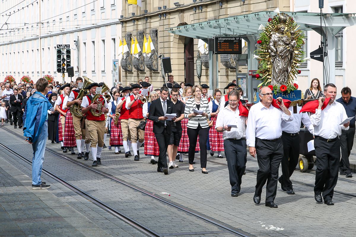 Die Fronleichnamsprozession in Würzburg stand unter dem Motto "Denn Gott hat uns nicht einen Geist der Verzagtheit gegeben, sondern den Geist der Kraft, der Liebe und Besonnenheit".