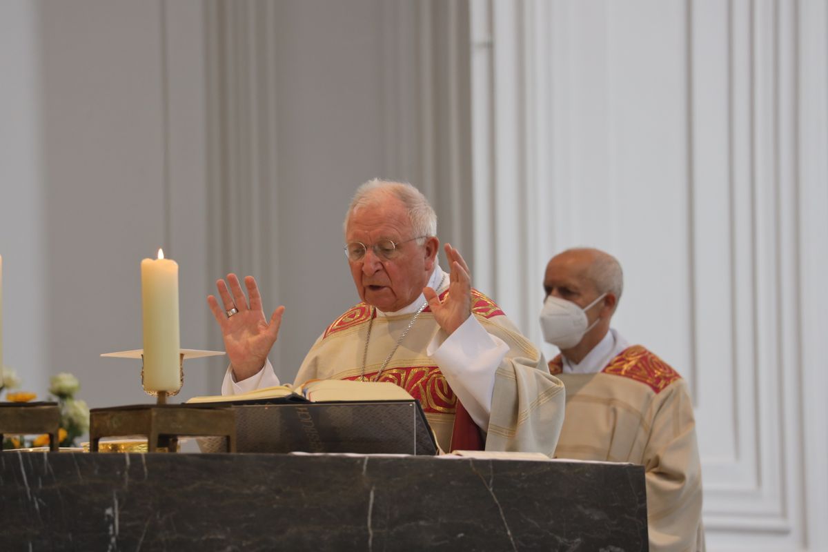 2721/0646 Ehejubilare Freitag, 2- Juli vormittags WB Boom_28433 Im Anschluss an den Ehejubilarsgottesdienst mit Weihbischof Ulrich Boom am Freitagvormittag, 2. Juli, konnten sich die Paare von ihm und weiteren Priestern und Diakonen segnen lassen.