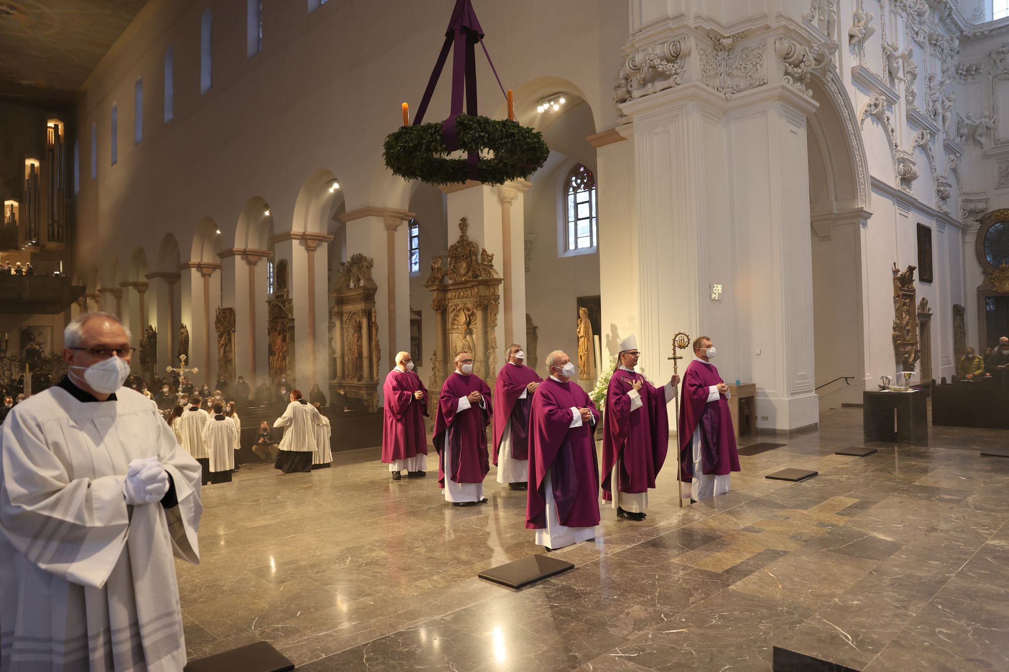 Einen adventlichen Gottesdienst für die Mitarbeitenden von Caritas und Bischöflichem Ordinariat Würzburg hat Bischof Dr. Franz Jung am Donnerstag, 16. Dezember, im Kiliansdom gefeiert.