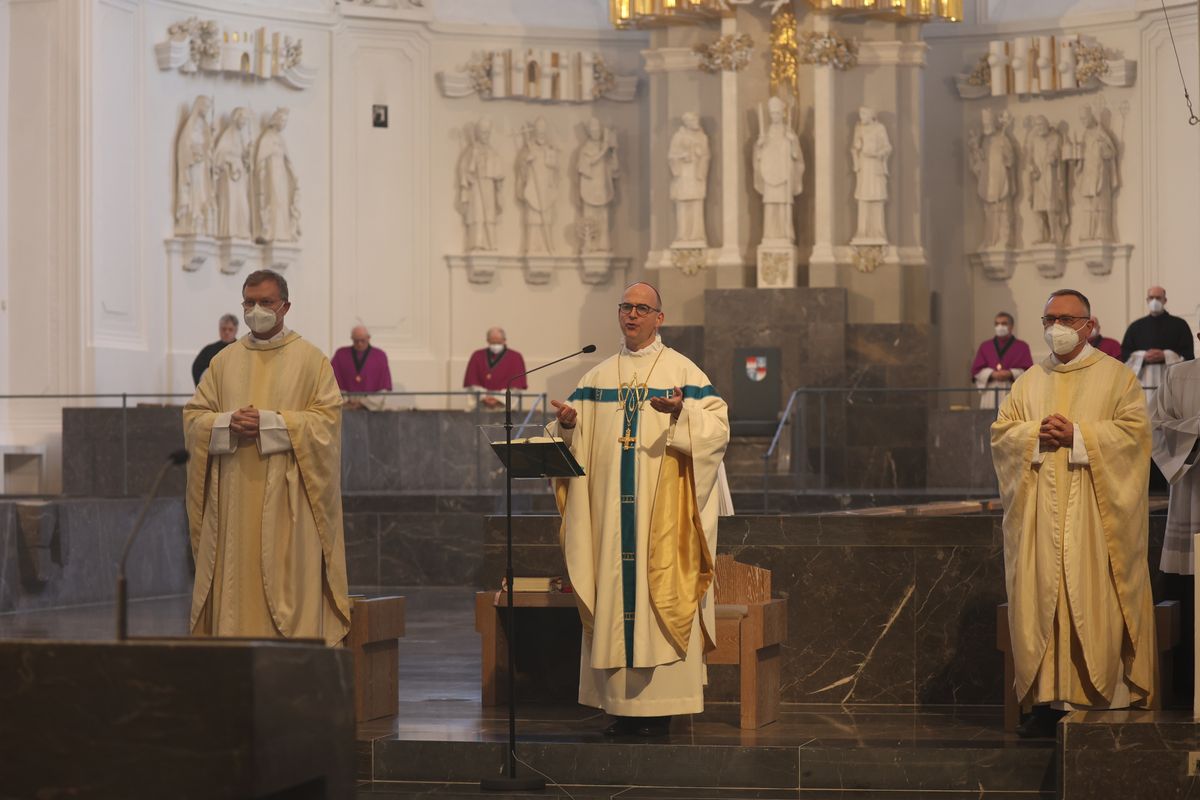 Bischof Dr. Franz Jung hat die Menschheit, insbesondere die Ukraine und Russland, bei einem Pontifikalgottesdienst am Freitagabend, 25. März, dem Unbefleckten Herzen Mariens geweiht.