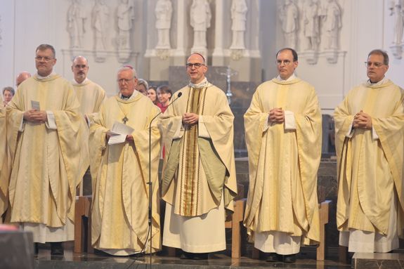 Bischof Dr. Franz Jung hat am Montagabend, 25. März, im Würzburger Kiliansdom die Heiligen Öle für alle 43 Pastoralen Räume im Bistum Würzburg  geweiht.