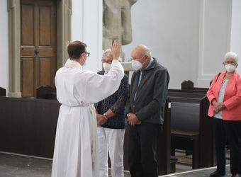 Bischof Dr. Franz Jung segnete nach dem Gottesdienst die Ehejubilare.