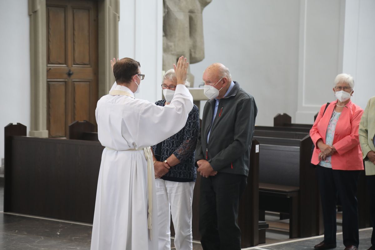 2721/0630_Ehejubilare mit Bischof Franz Jung_28180 Bischof Dr. Franz Jung segnete nach dem Gottesdienst die Ehejubilare.