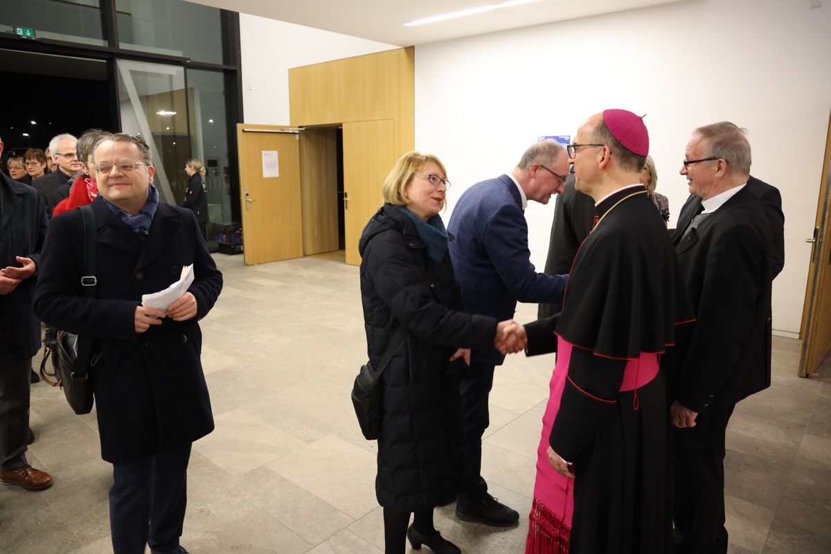 Bischof Dr. Franz Jung begrüßte gemeinsam mit Generalvikar Thomas Keßler und Domkapitular Clemens Bieber, Vorsitzender des Diözesan-Caritasverbands, die Gäste am Eingang des Hörsaalgebäudes. 