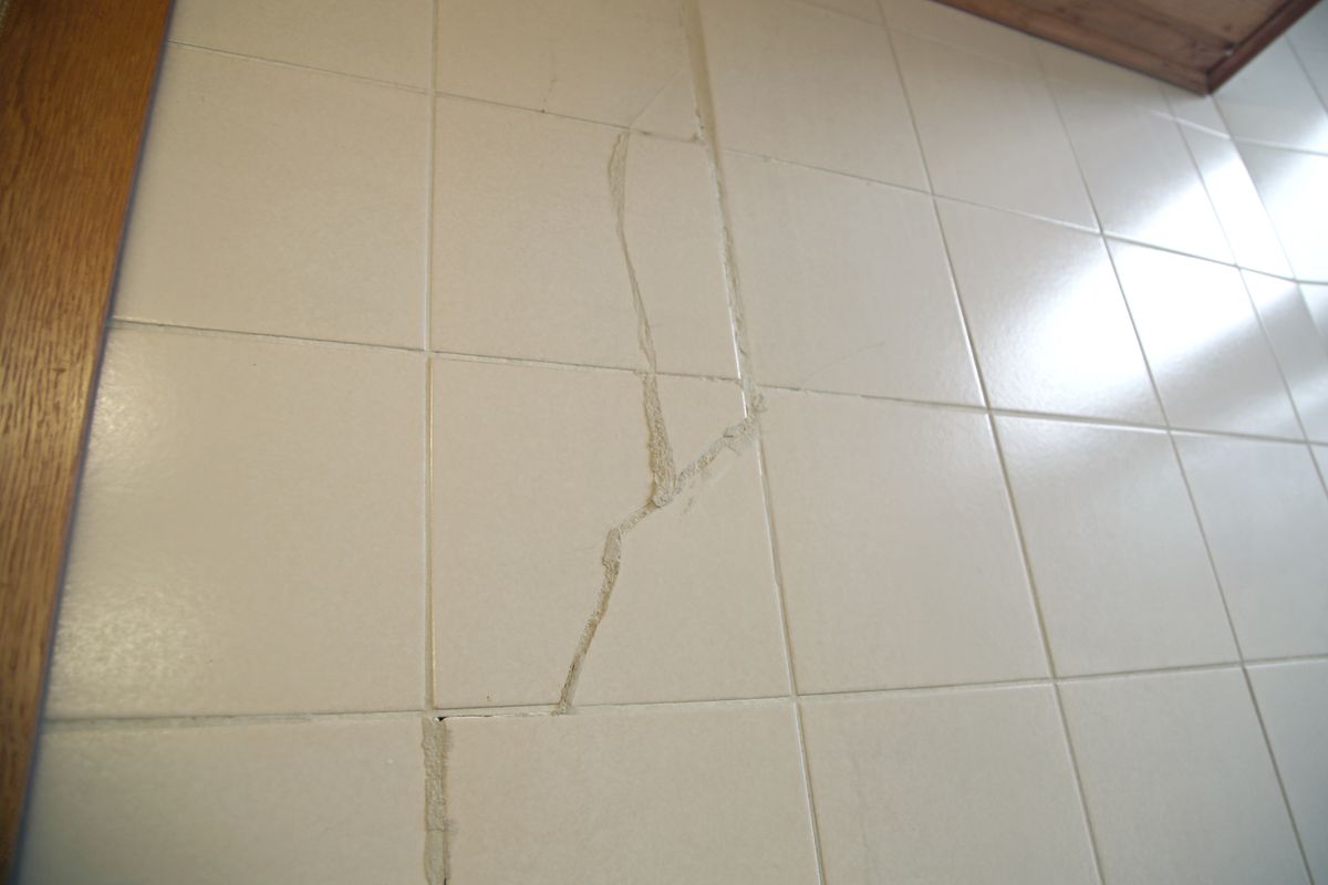 In der Küche sind teilweise Fliesen aufgeplatzt. In der Küche sind teilweise Fliesen aufgeplatzt.