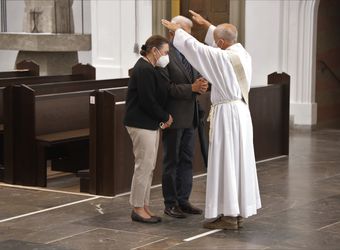 Im Anschluss an den Ehejubilarsgottesdienst mit Weihbischof Ulrich Boom am Freitagvormittag, 2. Juli, konnten sich die Paare von ihm und weiteren Priestern und Diakonen segnen lassen.