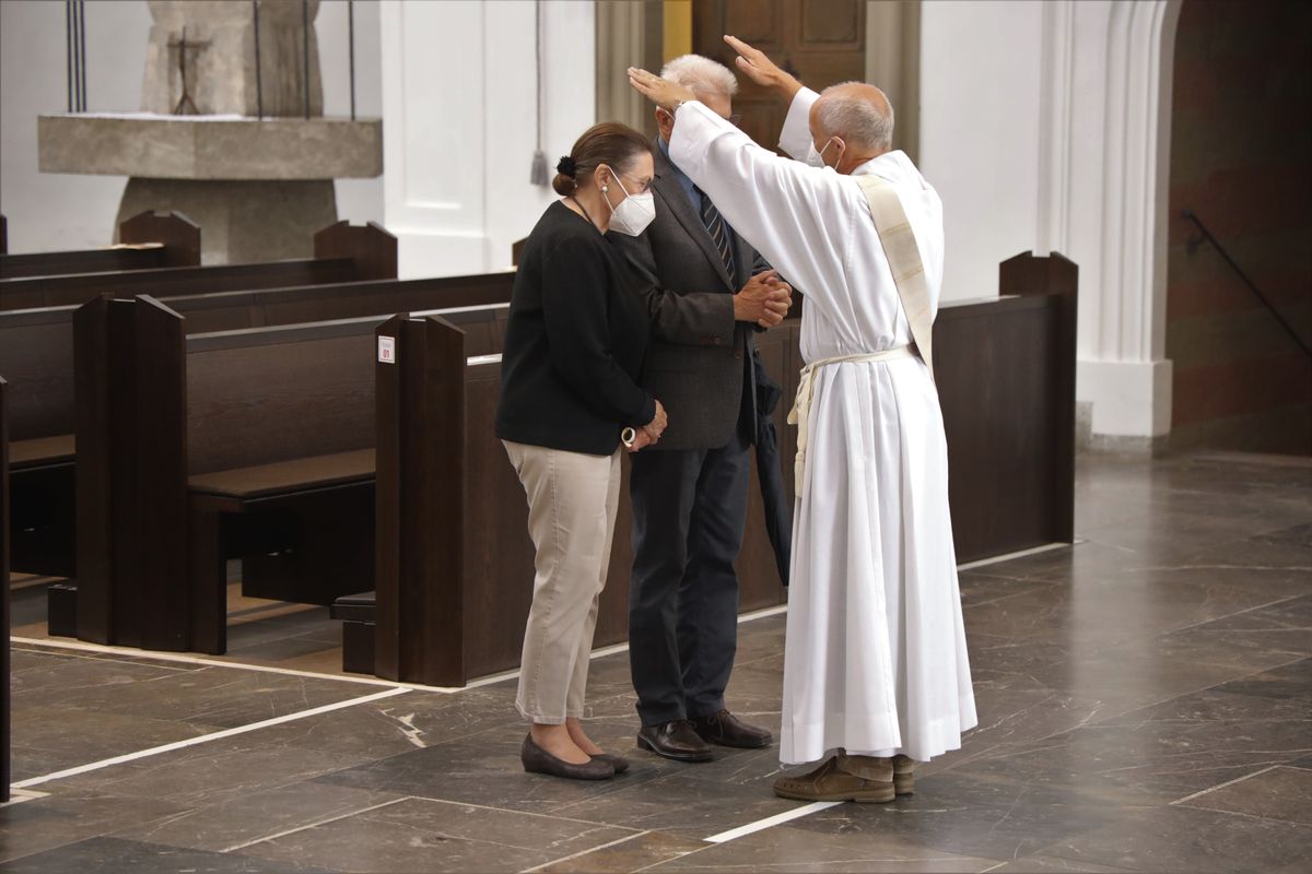 2721/0646 Ehejubilare Freitag, 2- Juli vormittags WB Boom_28449 Im Anschluss an den Ehejubilarsgottesdienst mit Weihbischof Ulrich Boom am Freitagvormittag, 2. Juli, konnten sich die Paare von ihm und weiteren Priestern und Diakonen segnen lassen.