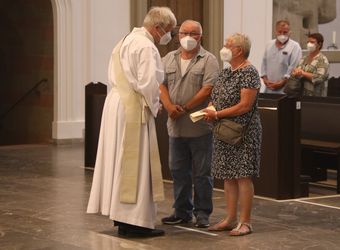 Mit rund 100 Ehepaaren aus der ganzen Diözese hat Bischof Dr. Franz Jung am Montagabend, 28. Juni, einen Gottesdienst im Würzburger Kiliansdom gefeiert. Eingeladen waren Ehejubilare, die in den Jahren 2020 und 2021 ihr silbernes Ehejubiläum feiern. Nach dem Gottesdienst ließen sich die Ehepartner von Bischof Jung und weiteren Priestern und Diakonen mit Abstand segnen.