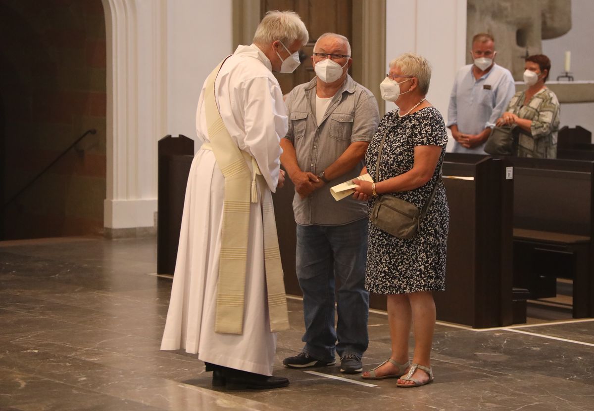 2621/0619 Ehejubilare Bischof 28. Juni Abend_27954 Mit rund 100 Ehepaaren aus der ganzen Diözese hat Bischof Dr. Franz Jung am Montagabend, 28. Juni, einen Gottesdienst im Würzburger Kiliansdom gefeiert. Eingeladen waren Ehejubilare, die in den Jahren 2020 und 2021 ihr silbernes Ehejubiläum feiern. Nach dem Gottesdienst ließen sich die Ehepartner von Bischof Jung und weiteren Priestern und Diakonen mit Abstand segnen.