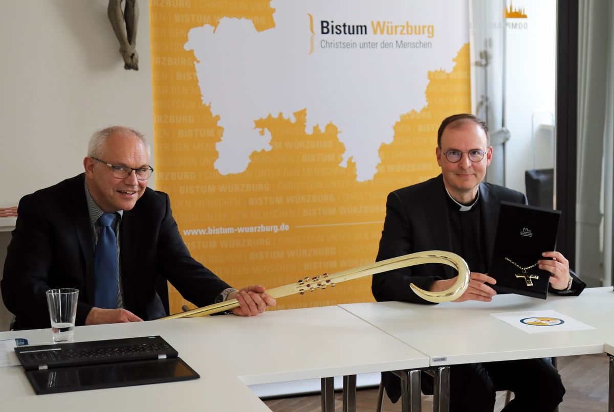 Der ernannte Weihbischof Paul Reder (rechts) und Liturgiereferent Dr. Stephan Steger mit den Insignien Bischofsstab und Brustkreuz.