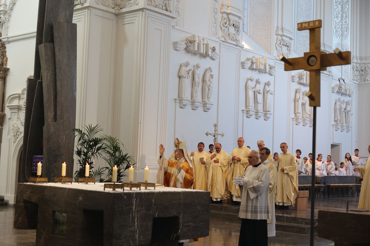 Neun Frauen und fünf Männer hat Bischof Dr. Franz Jung bei einem Pontifikalgottesdienst am Freitag, 19. Juli, als Pastoral- beziehungsweise Gemeindereferenten beauftragt.