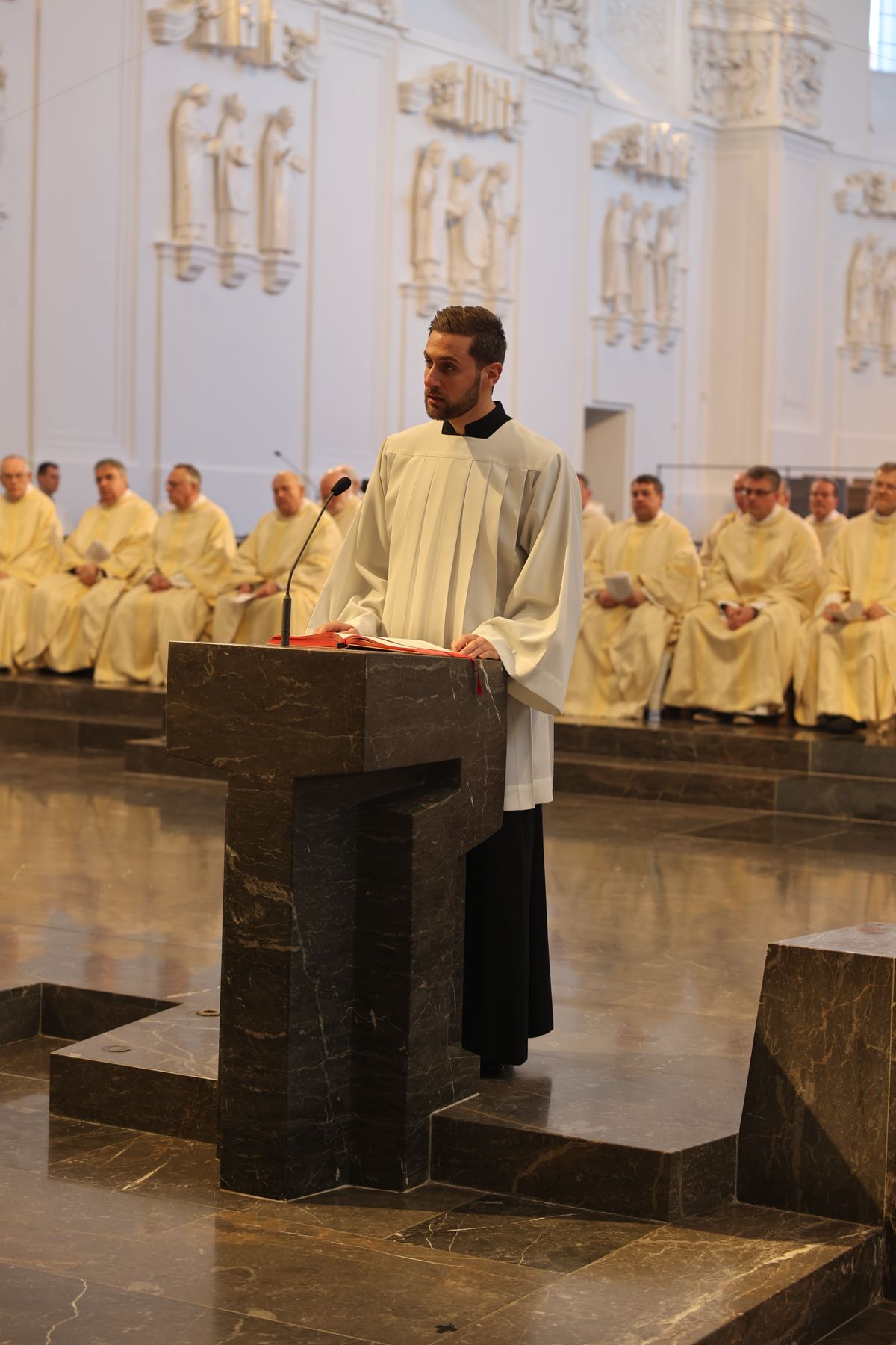 Bischof Dr. Franz Jung hat am Montagabend, 25. März, im Würzburger Kiliansdom die Heiligen Öle für alle 43 Pastoralen Räume im Bistum Würzburg  geweiht.