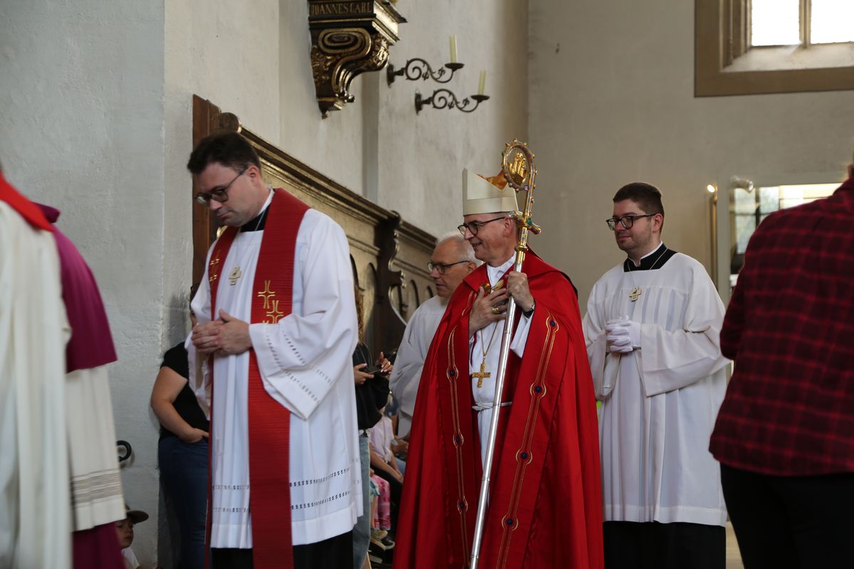Rund 900 Kindergartenkinder haben am Freitag, 11. Juli, einen Gottesdienst mit Bischof Dr. Franz Jung in der Kirche Sankt Burkard gefeiert. Im Anschluss zogen sie über die Alte Mainbrücke in den Kiliansdom. 