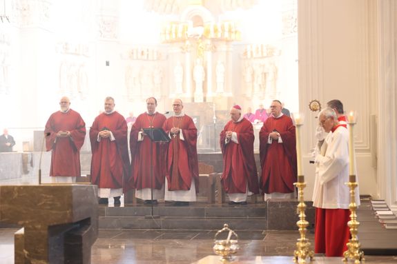 Einen Gottesdienst zum Gedenken an Generalvikar Dr. Karl Hillenbrand und Weihbischof em. Alfons Kempf hat Bischof Dr. Franz Jung am Freitag, 22. November, gefeiert. Anschließend segnete er die Gräber der beiden im Domkreuzgang und der Sepultur. Einen Gottesdienst zum Gedenken an Generalvikar Dr. Karl Hillenbrand und Weihbischof em. Alfons Kempf hat Bischof Dr. Franz Jung am Freitag, 22. November, gefeiert. Anschließend segnete er die Gräber der beiden im Domkreuzgang und der Sepultur.