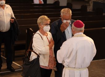 Im Anschluss an den Ehejubilarsgottesdienst mit Weihbischof Ulrich Boom am Freitagvormittag, 2. Juli, konnten sich die Paare von ihm und weiteren Priestern und Diakonen segnen lassen.