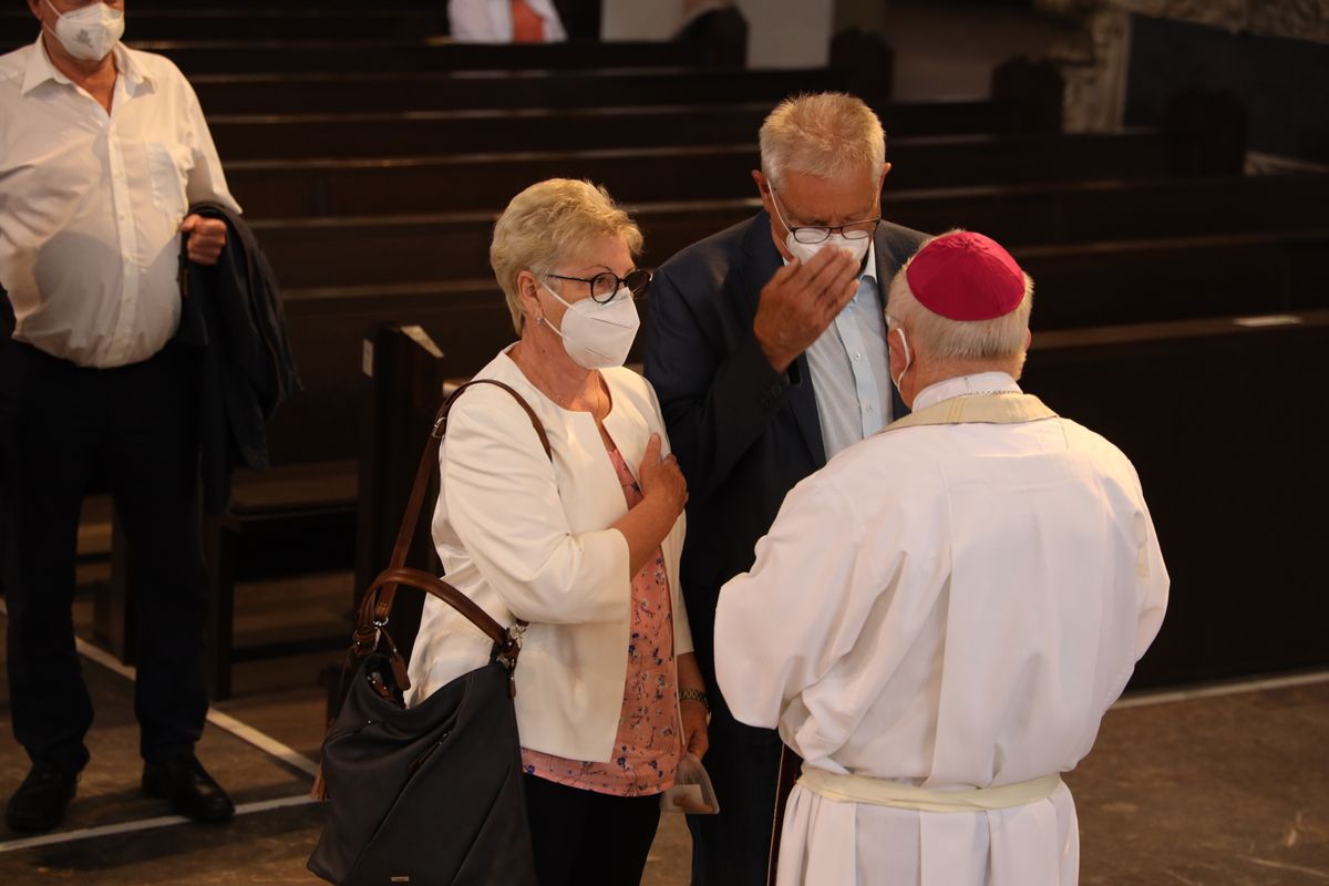 2721/0646 Ehejubilare Freitag, 2- Juli vormittags WB Boom_28487 Im Anschluss an den Ehejubilarsgottesdienst mit Weihbischof Ulrich Boom am Freitagvormittag, 2. Juli, konnten sich die Paare von ihm und weiteren Priestern und Diakonen segnen lassen.