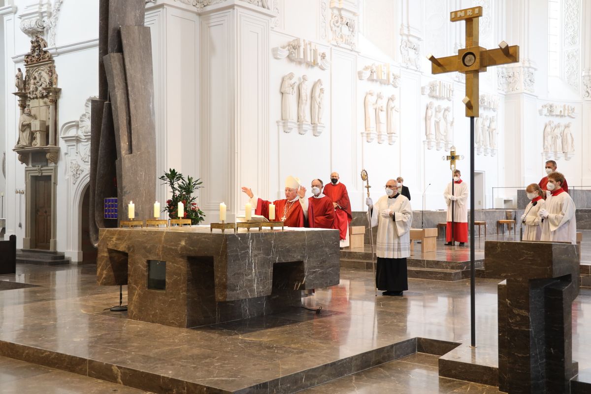 Weihbischof Ulrich Boom hat im Auftrag von Bischof Dr. Franz Jung 33 Frauen und sieben Männern am Freitagabend, 9. Juli, im Kiliansdom die Missio canonica verliehen.