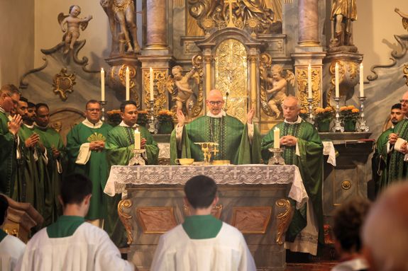 Bei einer Pontifikalmesse in der Klosterkirche auf dem Engelberg bei Großheubach hat Bischof Dr. Franz Jung zusammen mit Pater Jan Pelczarski, Generalsuperior der Oblaten des heiligen Josef aus Rom, am Sonntag, 3. November, offiziell die neue Niederlassung der Oblaten des heiligen Josef im Bistum Würzburg errichtet.