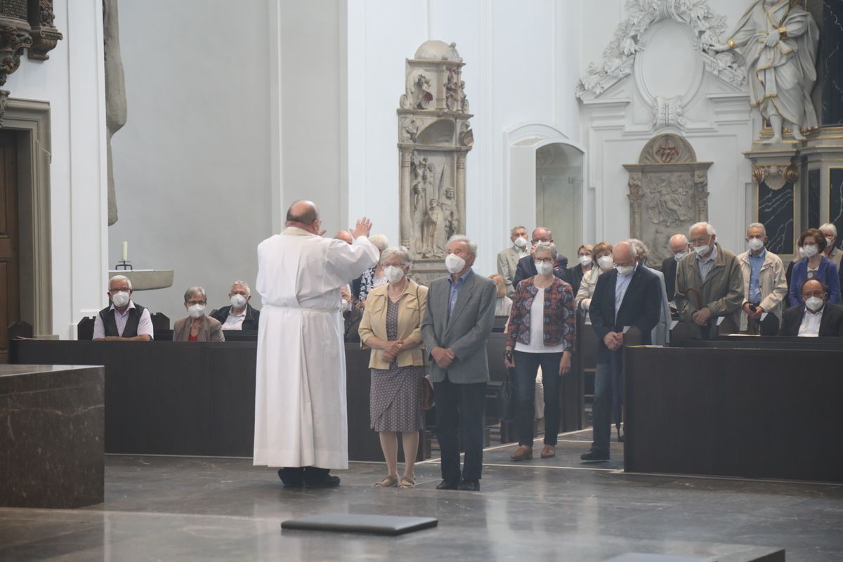 2621/0609 Ehejubilare Weihbischof Boom_27482 Weihbischof Boom und weiteren Priester und Diakone weihen Ehejubilare, die ihr goldenes, diamantenes oder eisernes Ehejubiläum feiern.