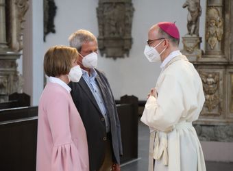 Bischof Dr. Franz Jung segnete nach dem Gottesdienst die Ehejubilare.