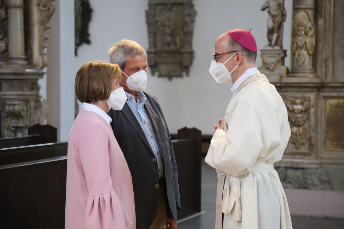 2721/0630_Ehejubilare mit Bischof Franz Jung_28209 Bischof Dr. Franz Jung segnete nach dem Gottesdienst die Ehejubilare.