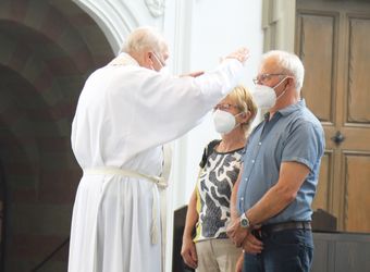 Bischof em. Dr. Friedhelm Hofmann feierte am Mittwochvormittag, 23. Juni, im Kiliansdom einen Pontifikalgottesdienst für Ehejubilare, die in den Jahren 2020 und 2021 auf 50, 60 oder 65 gemeinsame Jahre zurückblicken.