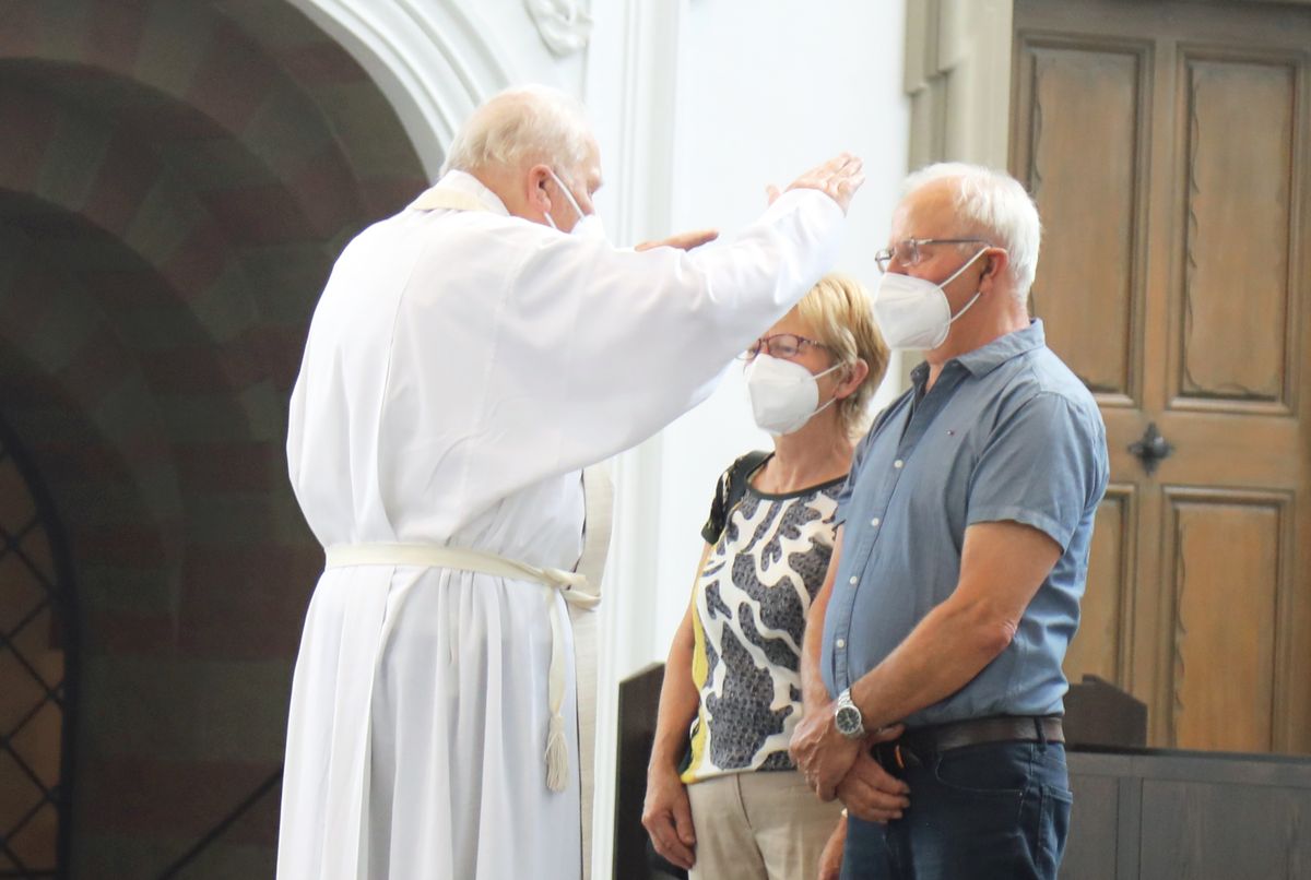Bischof em. Dr. Friedhelm Hofmann feierte am Mittwochvormittag, 23. Juni, im Kiliansdom einen Pontifikalgottesdienst für Ehejubilare, die in den Jahren 2020 und 2021 auf 50, 60 oder 65 gemeinsame Jahre zurückblicken. Bischof em. Dr. Friedhelm Hofmann feierte am Mittwochvormittag, 23. Juni, im Kiliansdom einen Pontifikalgottesdienst für Ehejubilare, die in den Jahren 2020 und 2021 auf 50, 60 oder 65 gemeinsame Jahre zurückblicken.