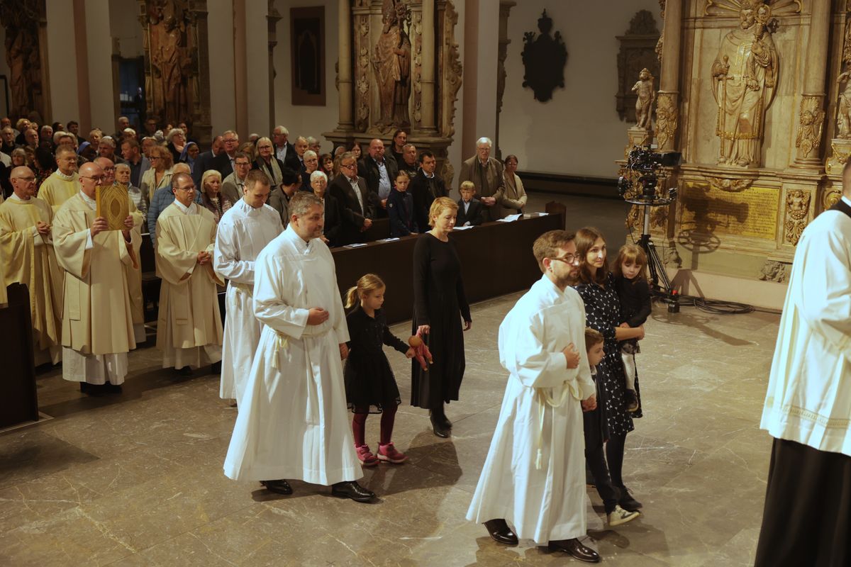 Bei einem Pontifikalgottesdienst am Samstag, 27. September, weihte Weihbischof Paul Reder drei Männer im Würzburger Kiliansdom zu Diakonen.