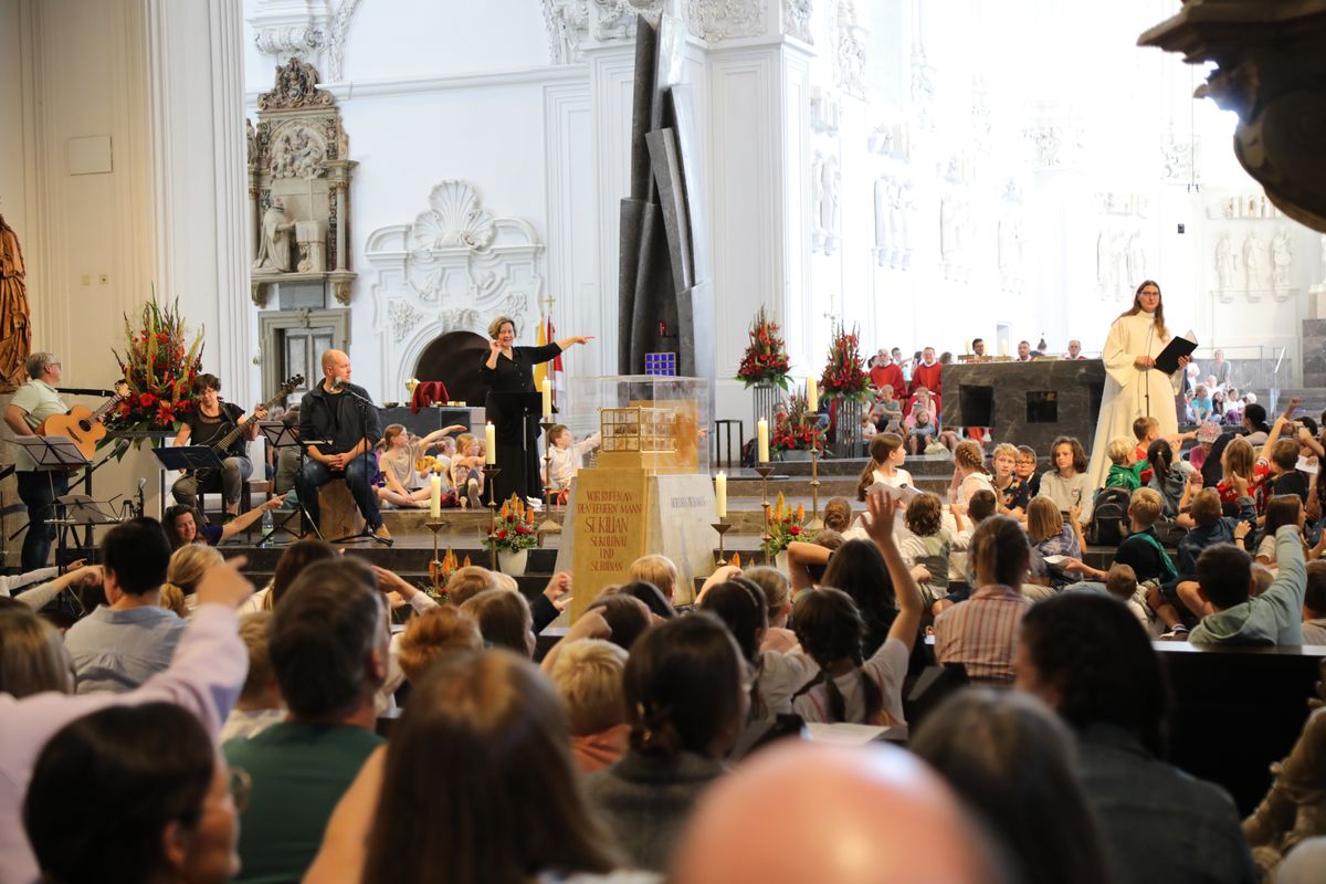 Mit rund 1300 Kommunionkindern und ihren Begleitern hat Weihbischof Paul Reder am Montag, 8. Juli, einen Gottesdienst im Kiliansdom gefeiert.