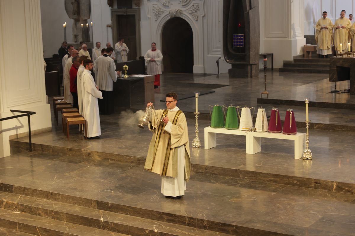 Bischof Dr. Franz Jung hat am Mittwochabend, 16. April, bei der Chrisammesse im Würzburger Kiliansdom die Heiligen Öle für das ganze Bistum geweiht.  Bischof Dr. Franz Jung hat am Mittwochabend, 16. April, bei der Chrisammesse im Würzburger Kiliansdom die Heiligen Öle für das ganze Bistum geweiht.
