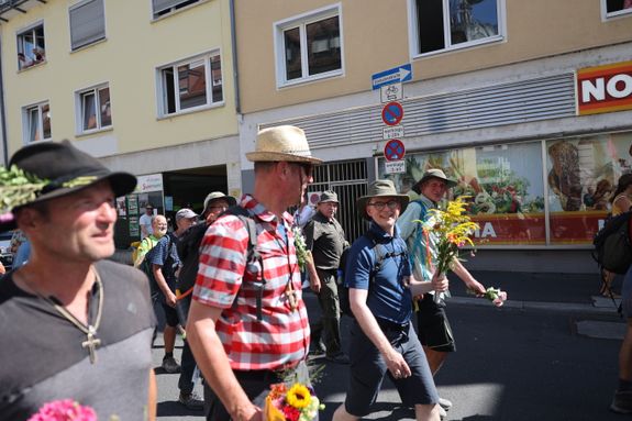 Auch Bischof Dr. Franz Jung (2. von rechts) war unter den Kreuzbergpilgern.