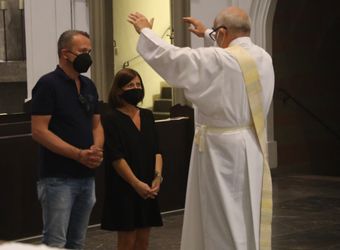 Bischof Dr. Franz Jung feierte am Mittwochabend, 23. Juni, einen Gottesdienst für Ehepaare, die 2021 oder 2021 auf 25 gemeinsame Jahre zurückblicken. Im Anschluss konnten sich die Paare segnen lassen.