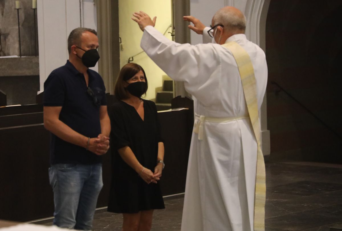 Bischof Dr. Franz Jung feierte am Mittwochabend, 23. Juni, einen Gottesdienst für Ehepaare, die 2021 oder 2021 auf 25 gemeinsame Jahre zurückblicken. Im Anschluss konnten sich die Paare segnen lassen.