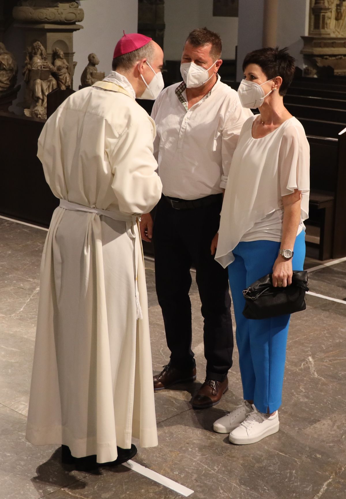 Bischof Dr. Franz Jung feierte am Mittwochabend, 23. Juni, einen Gottesdienst für Ehepaare, die 2021 oder 2021 auf 25 gemeinsame Jahre zurückblicken. Im Anschluss konnten sich die Paare segnen lassen.