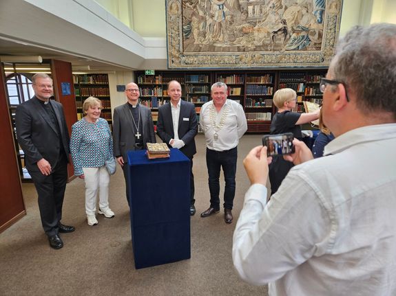 Erinnerungsfoto am Kiliansevangeliar (von links): Generalvikar Dr. Jürgen Vorndran, Madeleine Ui Mheaoloid, Bischof Dr. Franz Jung, Hans-Günter Schmidt und TP O Erinnerungsfoto am Kiliansevangeliar (von links): Generalvikar Dr. Jürgen Vorndran, Madeleine Ui Mheaoloid, Bischof Dr. Franz Jung, Hans-Günter Schmidt und TP O