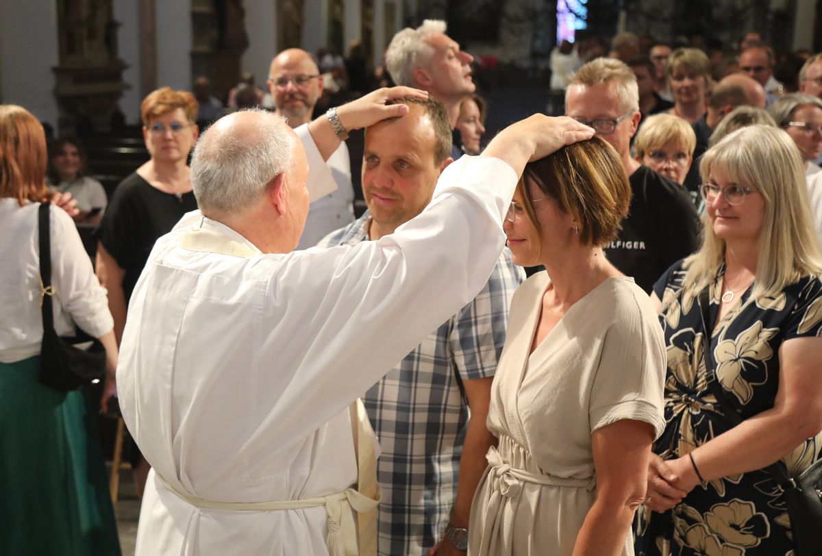 Mit rund 1000 Eheleuten, die in diesem Jahr Silberhochzeit haben, feierte Bischof Dr. Franz Jung am Freitagabend, 4. Juli 2025, einen Pontifikalgottesdienst im Kiliansdom. Im Anschluss erteilten er, Weihbischof Paul Reder sowie weitere Seelsorgerinnen und Seelsorger den Paaren einzeln den Segen.